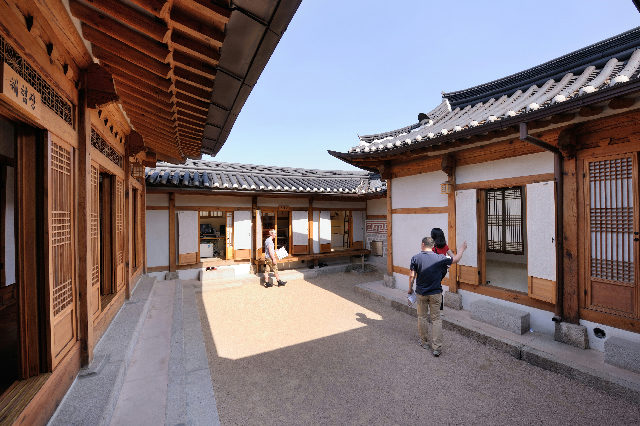 북촌전통공예체험관 프로그램(Bukchon Traditional Crafts Experience Center Program) 포스터